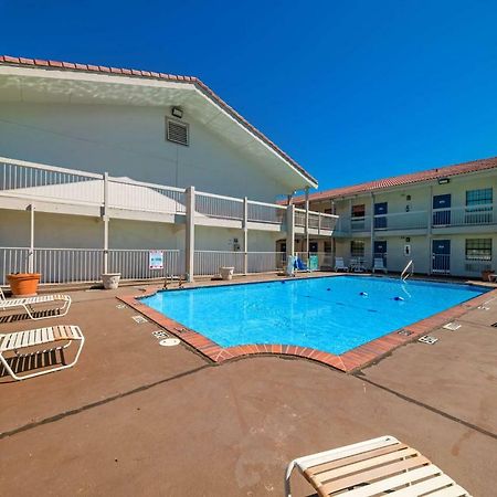 Motel 6-Dallas, Tx - Farmers Branch Bagian luar foto