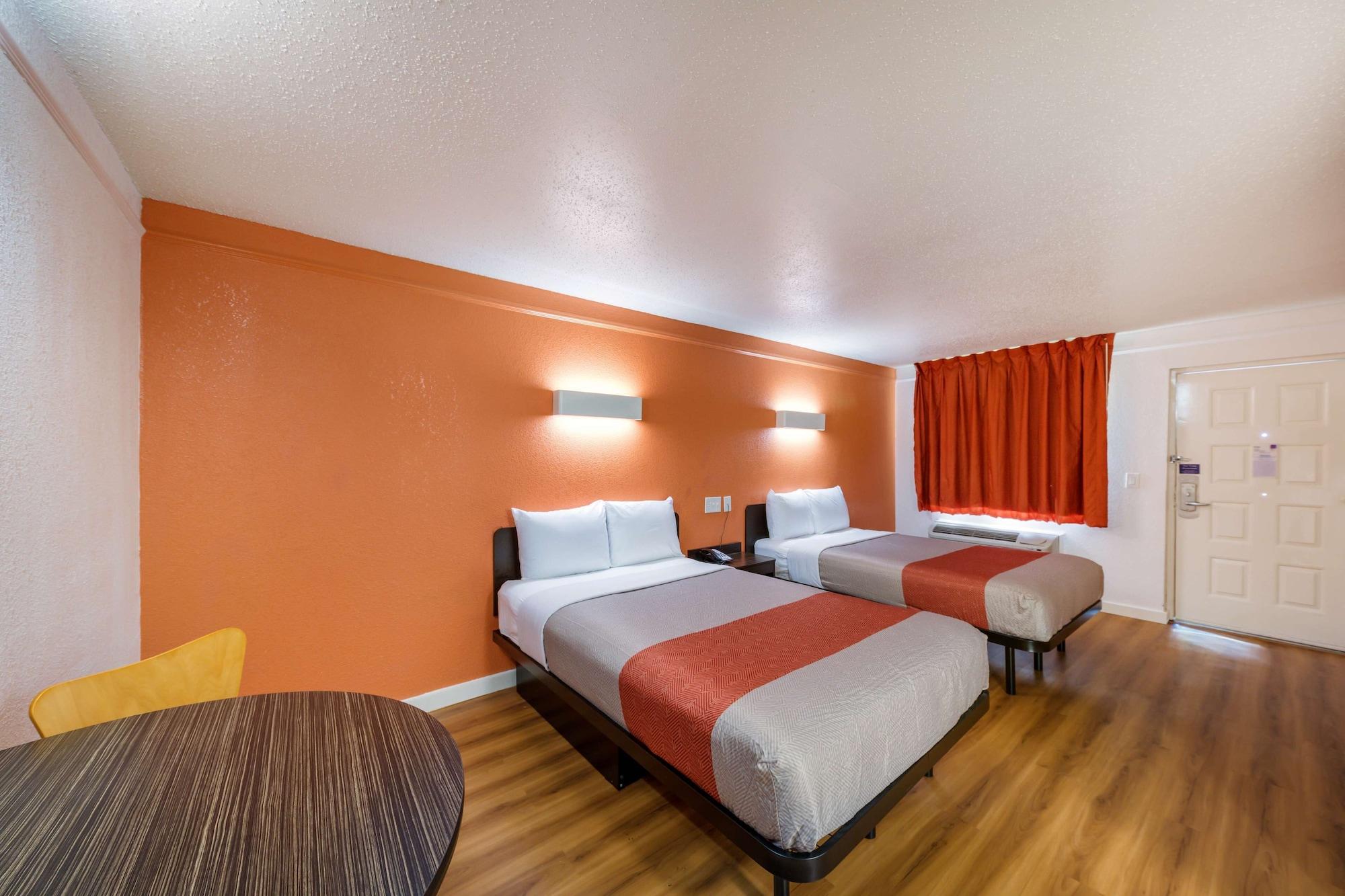 Motel 6-Dallas, Tx - Farmers Branch Bagian luar foto
