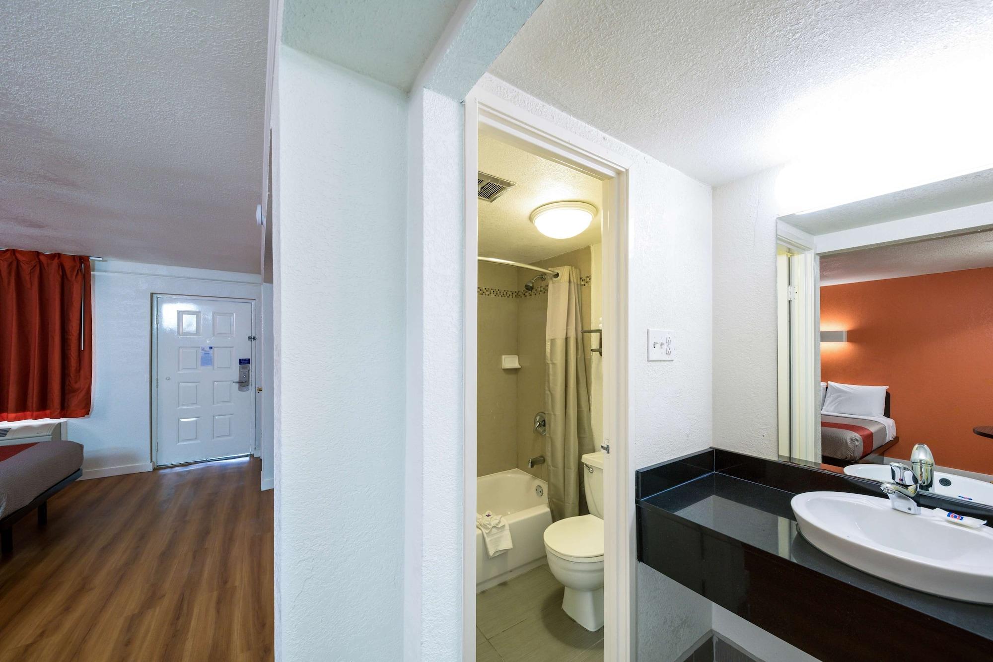 Motel 6-Dallas, Tx - Farmers Branch Bagian luar foto