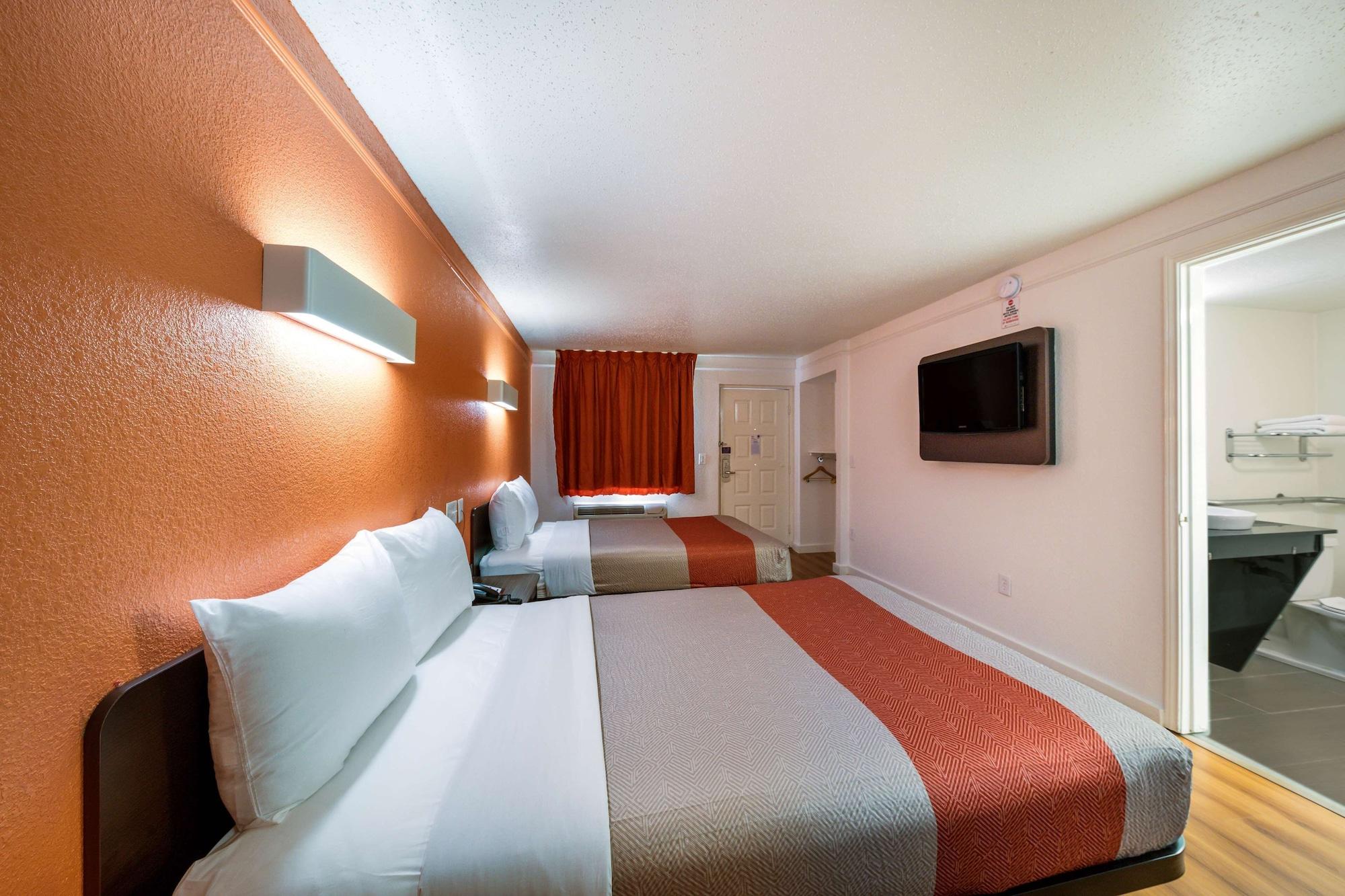 Motel 6-Dallas, Tx - Farmers Branch Bagian luar foto