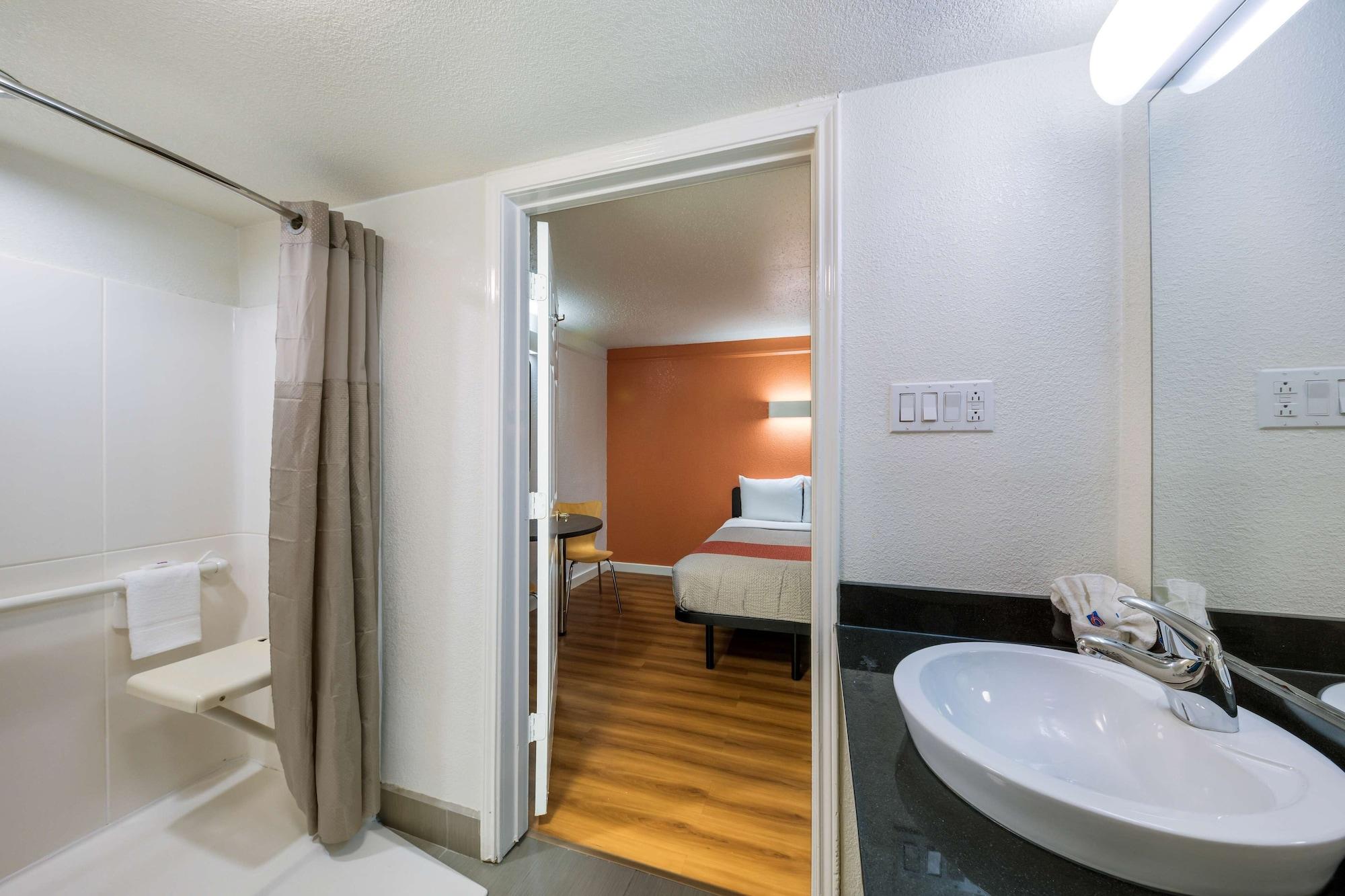 Motel 6-Dallas, Tx - Farmers Branch Bagian luar foto