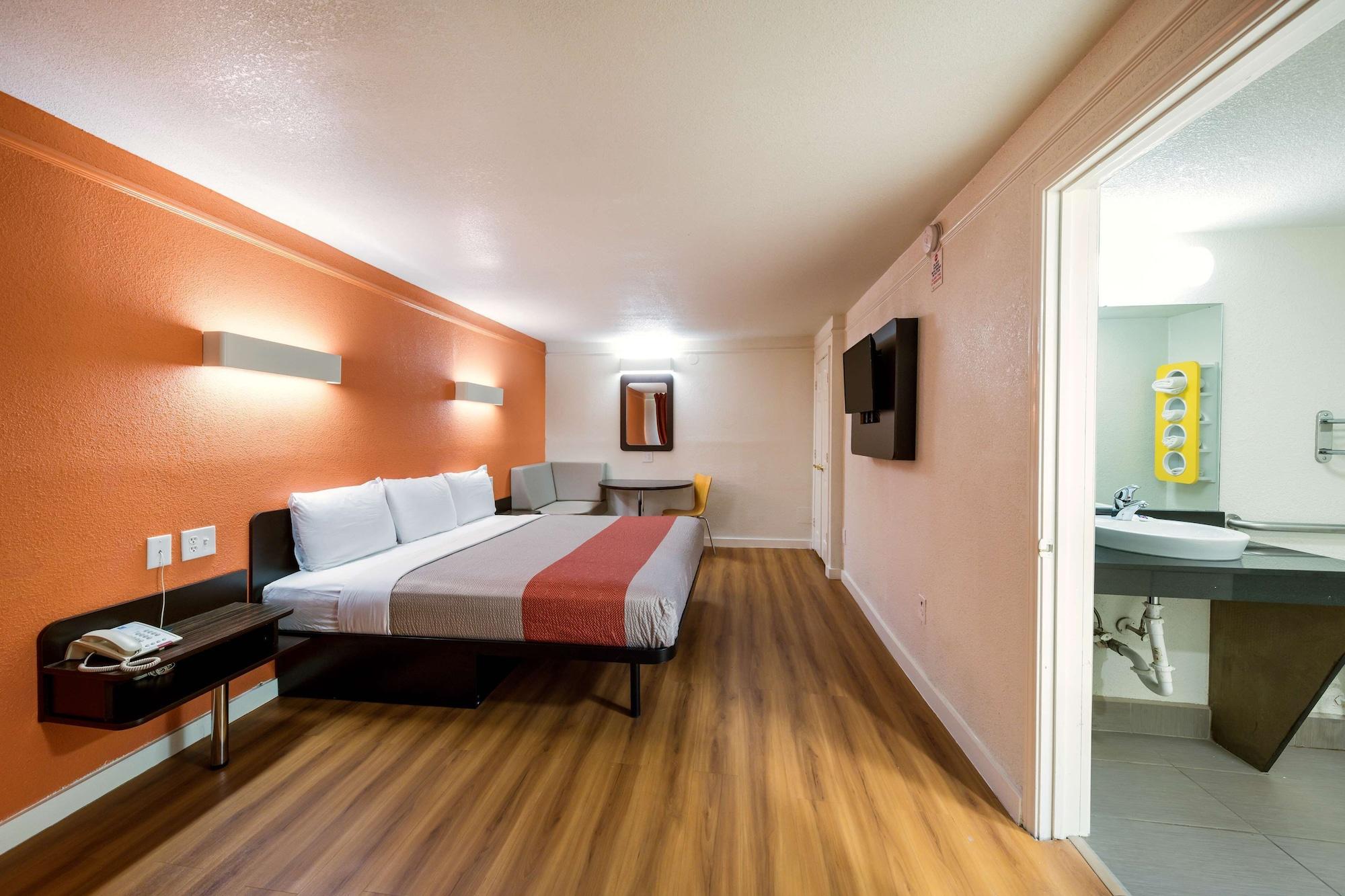 Motel 6-Dallas, Tx - Farmers Branch Bagian luar foto