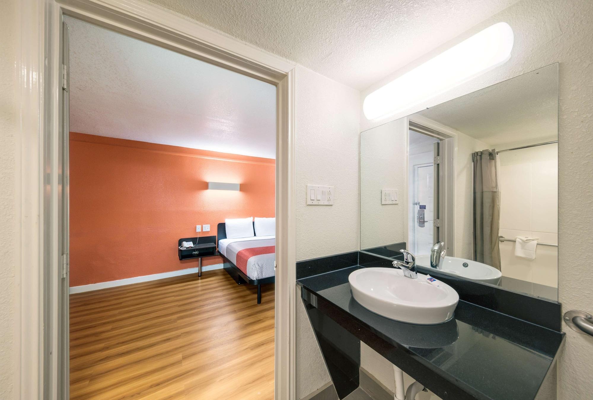 Motel 6-Dallas, Tx - Farmers Branch Bagian luar foto