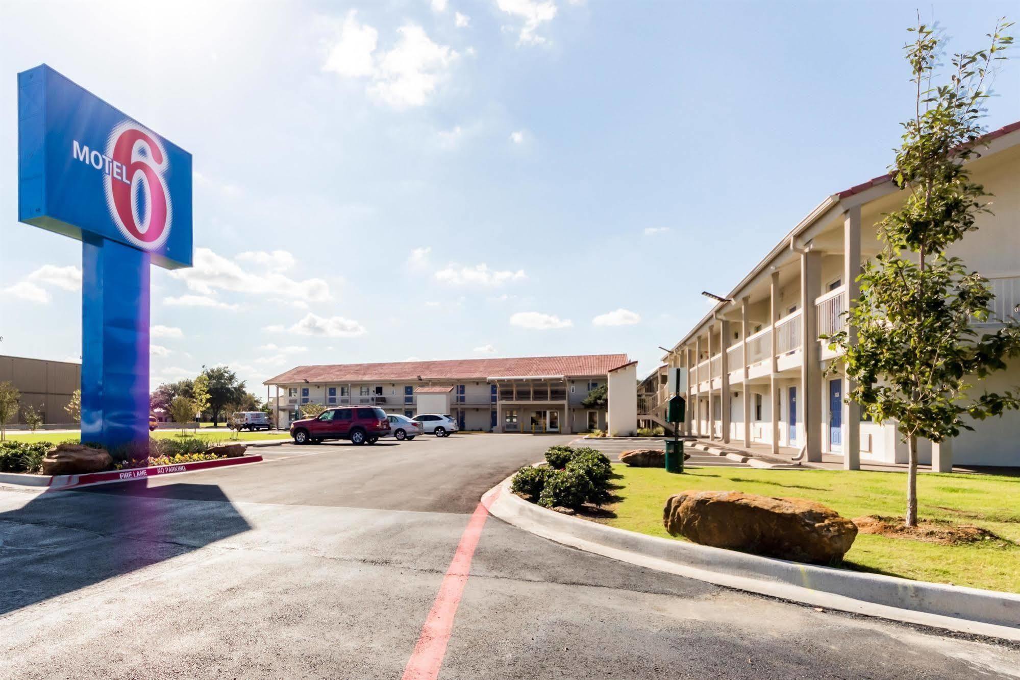 Motel 6-Dallas, Tx - Farmers Branch Bagian luar foto