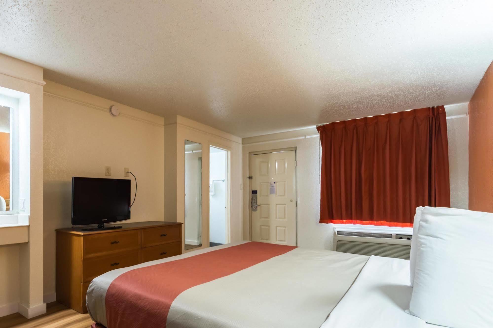 Motel 6-Dallas, Tx - Farmers Branch Bagian luar foto