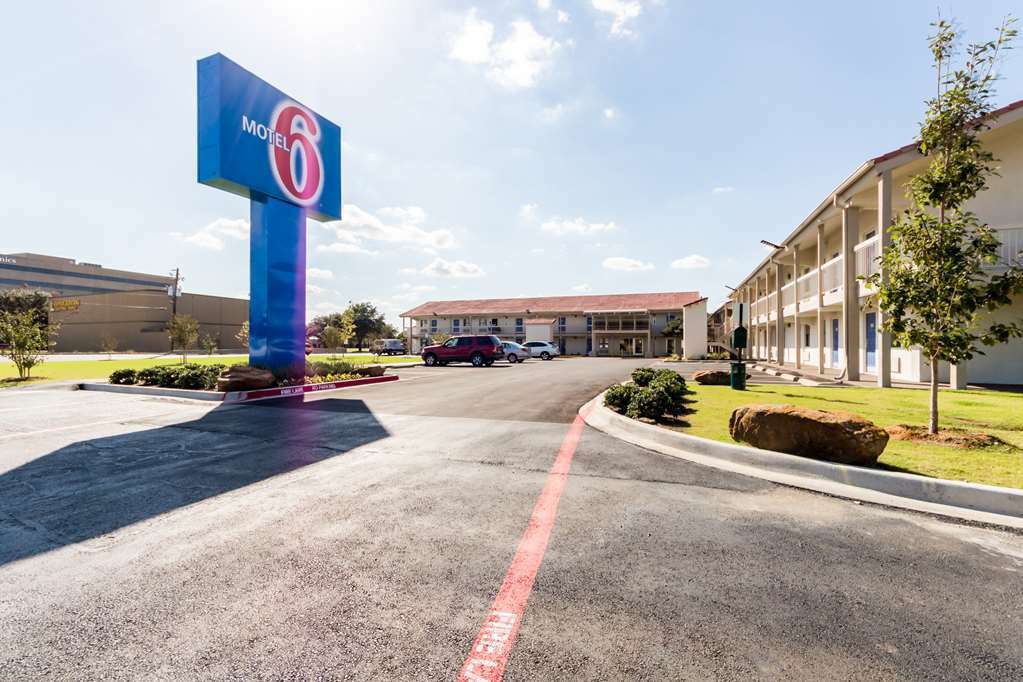 Motel 6-Dallas, Tx - Farmers Branch Bagian luar foto