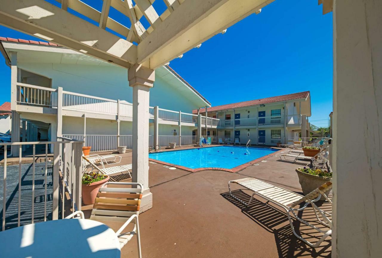 Motel 6-Dallas, Tx - Farmers Branch Bagian luar foto