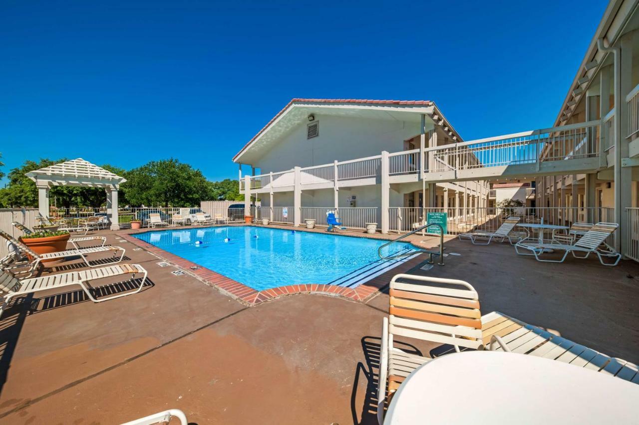 Motel 6-Dallas, Tx - Farmers Branch Bagian luar foto