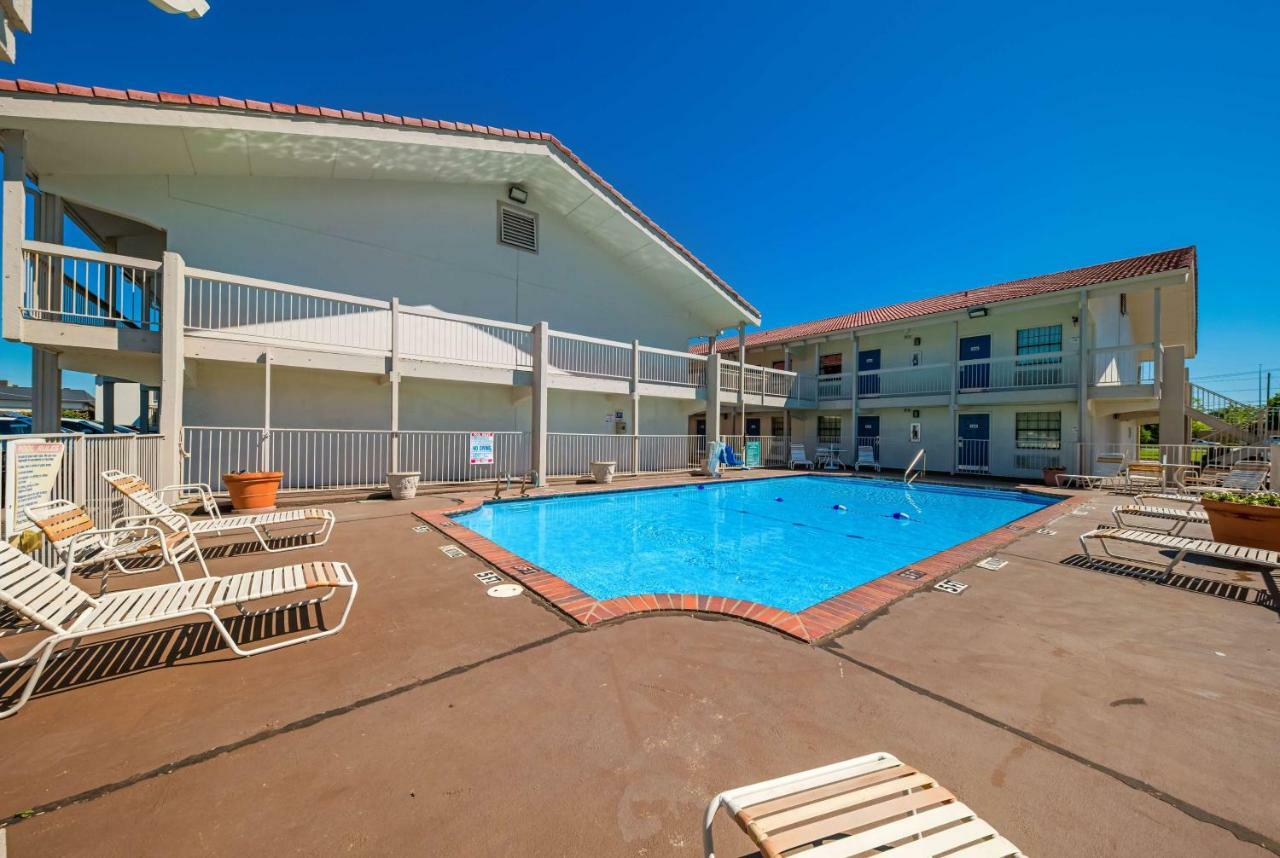 Motel 6-Dallas, Tx - Farmers Branch Bagian luar foto