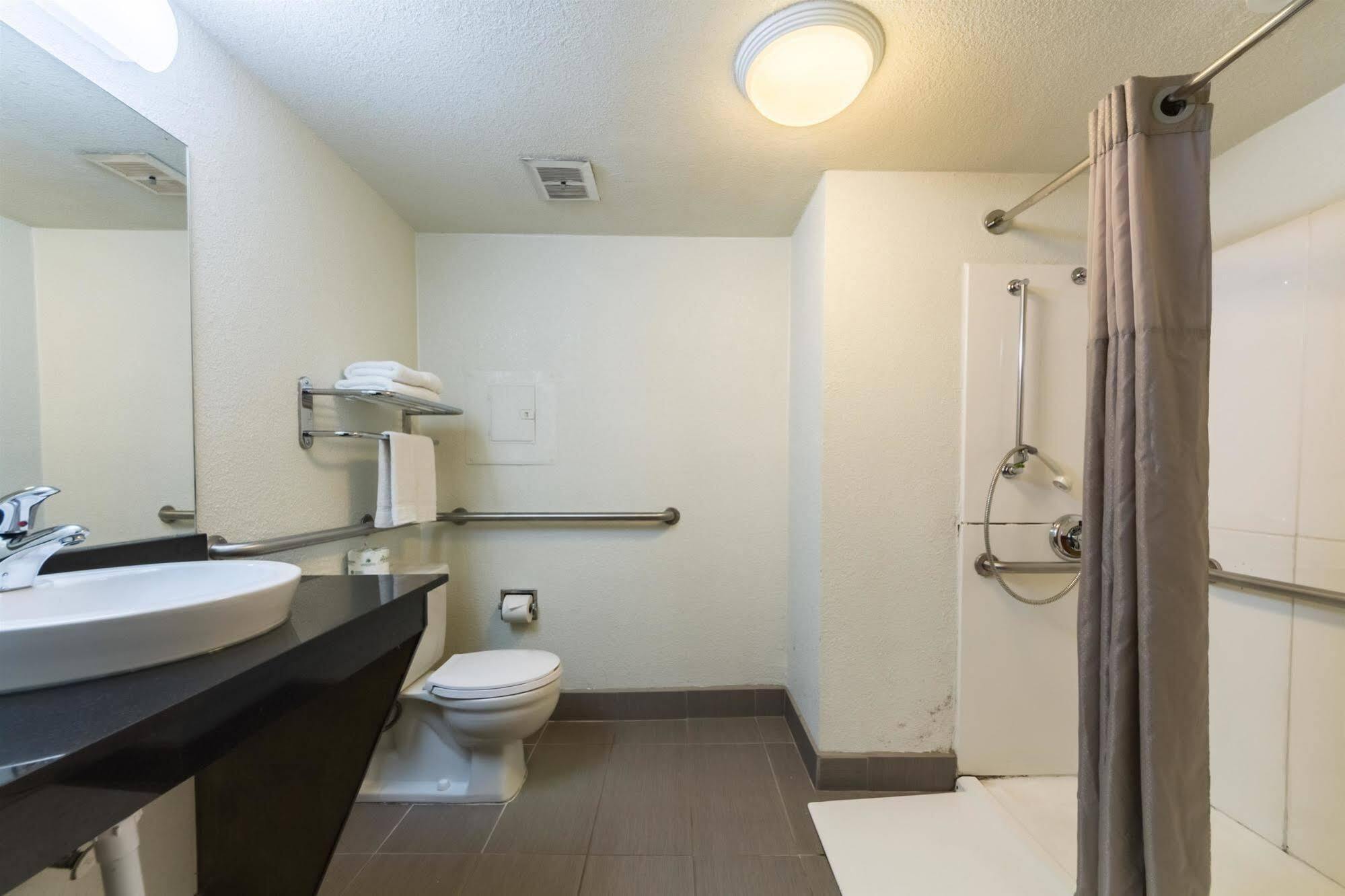 Motel 6-Dallas, Tx - Farmers Branch Bagian luar foto
